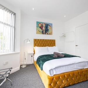 The Kent Luxury House Sleeps 14 free parking