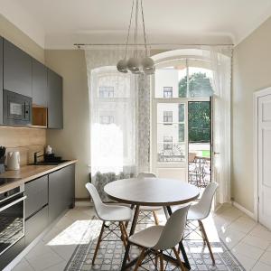 Modern apartment in historical building with car parking!
