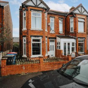 Ideal Long Stay Retreat - Free Parking - Pool Table