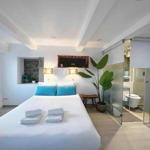 Stunning River View Studio in Historic Alfama