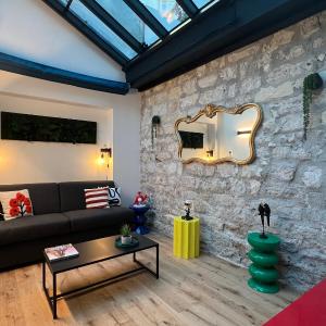Relais Cocorico Artist Studio glass roof with AC
