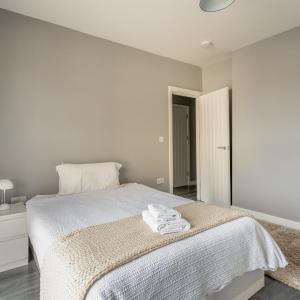 Modern double room with shared bathroom