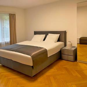 Comfort Room for One Guest with shared bathroom in Enge near City Centre & Lake Zurich, July & August only