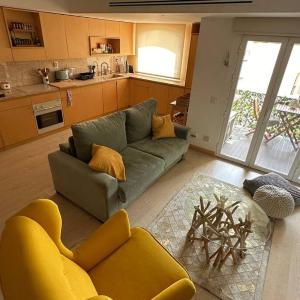 Beachfront apartment with a pool- Parede