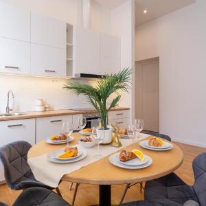 Bright 3-Bedroom Apartment with Free Parking - Barona Street