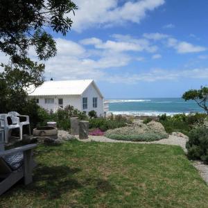 Charming rondavels 100 meters from sea
