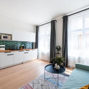 Unique Old Town 2BR Oasis with Sofa Bed