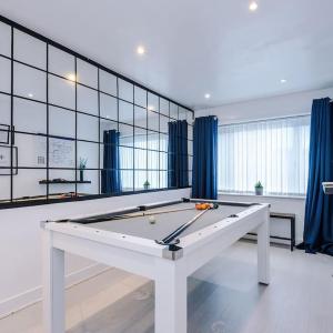 Sleeps 7, Games Room, Perfect For Groups, Driveway, Smart TV, Available For Long Stays