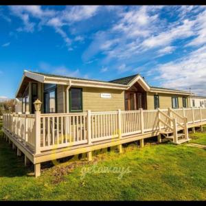 MP768 - Camber Sands Holiday Park - Huge Lodge - Small dog friendly - sleeps 8