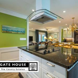 Gate House Comfort plus own lake access, dock, 4 mins to beach