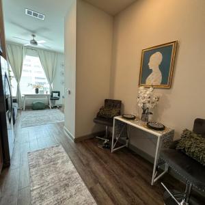 Close to Everything in Downtown King bed Free Onsite Parking and WiFi