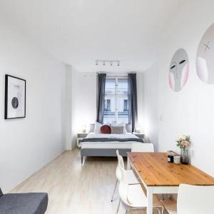 Vast Central Old Town Studio For 3