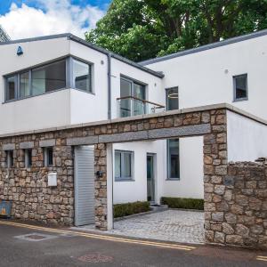 Dublin Retreat Sleeps 6 with Parking