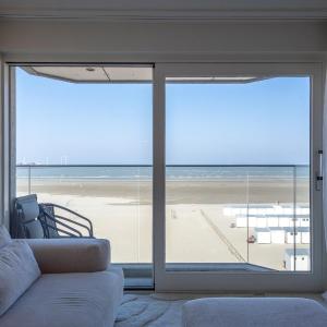 Volledig gerenoveerd 2 slaapkamer appartement met zeezicht!