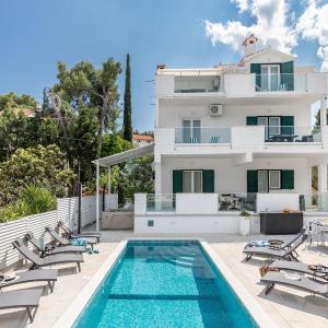 Apartment in Slatine near the Sea beach