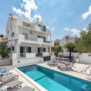 Apartment in Slatine with Terrace