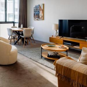 Elegant Marina Apartment - Pool & Parking - Viaduct