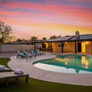 6 BR Oasis with Pool, Pickle Ball, Golf & More!