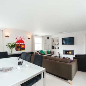 Stylish three bedroom apartment in heart of city