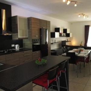 Spotless apartment with views of St Thomas bay