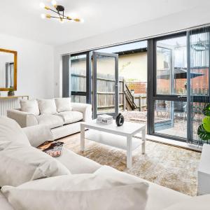 City Centre Townhouse - Three Bedrooms - Garage - Garden - Balcony 19L