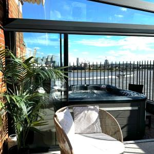 3 x Bedroom Riverside Flat with HOT TUB on Roof Terrace