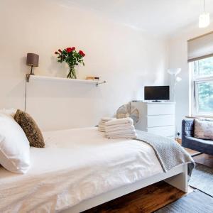 St 9 - Very Close to Tube only 2 mins - Studio
