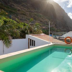 villa com piscina entre o mar e as montanhas