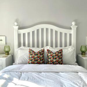 Perfectly Coastal - Central Apartment with Castle Views and minutes to Old Town
