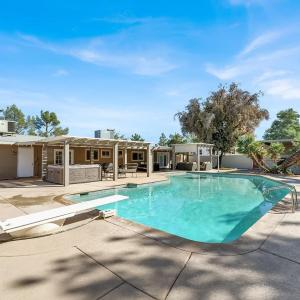 Spacious 4BR plus Den with Pool, Jacuzzi, BBQ, Near Strip