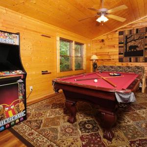 Bear Retreat - Dog Friendly, Hot Tub, Game Room + Community Pool Access