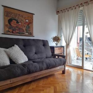 Departamento de dos ambientes con amplio balcón, muy luminoso