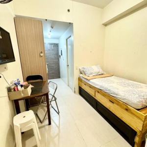 Cozy Hideaway In the City - Pool & Prime Location!
