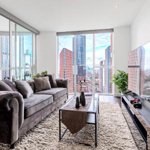 Bright 2BR high floor flat, Nine Elms, 3min tube