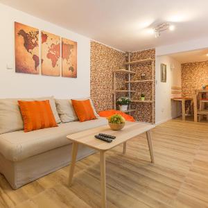 Stylish apartment, Top center!