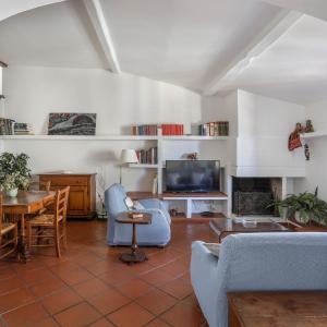 Bright Last-Floor Apartment with Terrace