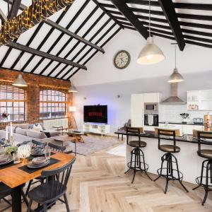 High End Luxury Townhouse in JQ, 4 Bedrooms, Flat screen TV in all rooms, Free Parking, Near Birmingham City Centre DEPOSIT REQUIRED