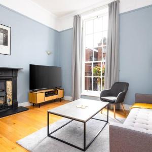 2Bed Flat With Private Balcony and Fireplace