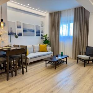 Zefyros Home - Luxe Stay with Shared Pool & Gym by TT