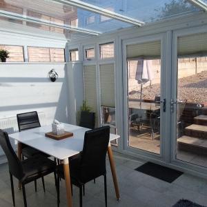 Brackenfield House in Great Barr, Birmingham near Alexander Stadium and near the M6, with free WiFi and free parking and easy access to Walsall, West Bromwich, Aston Villa Football Ground, Star City and Birmingham City Centre