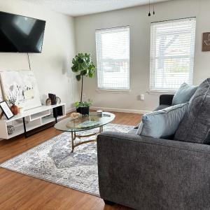 2 bed 2 bath Modern Farmhouse in Old Town Spring