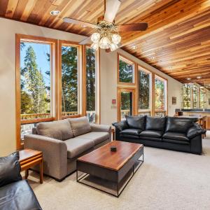 New! Birch Fairway House - On golf course - Hot tub - Garage - Family friendly