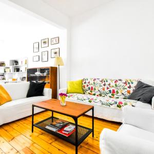 Elegant Heritage Ap - King Bed & Rooftop View