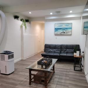 5 minutes to Rodeo Drive! 2 bedroom man cave apartment Beverly Hills Adj