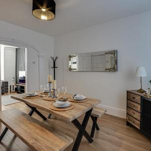 Stay With Alexandra 2 Free Parking - high speed Free Wifi close to stadiums