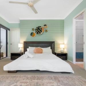 Family home with pool - 2 mins to beach & playground