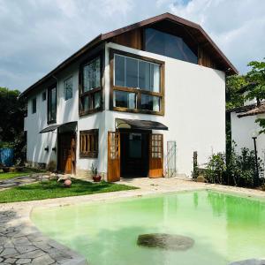Casa Moderna Em Ilhabela Com Cachoeira