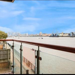 Amazing River view 2 bedroom apartment, sleeps 6, balcony and parking
