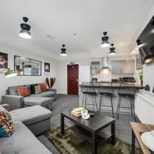 Anfield Cosy Stays - Close to Stadium - Sleeps 14