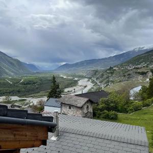 Stay in the Heart of Wallis